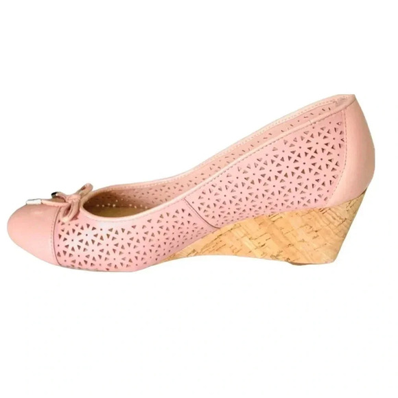 *NEW* ISAAC MIZRAHI | Baby Pink Perforated Leather Sarah Cork Wedge Pump Size 8M - Picture 3 of 7